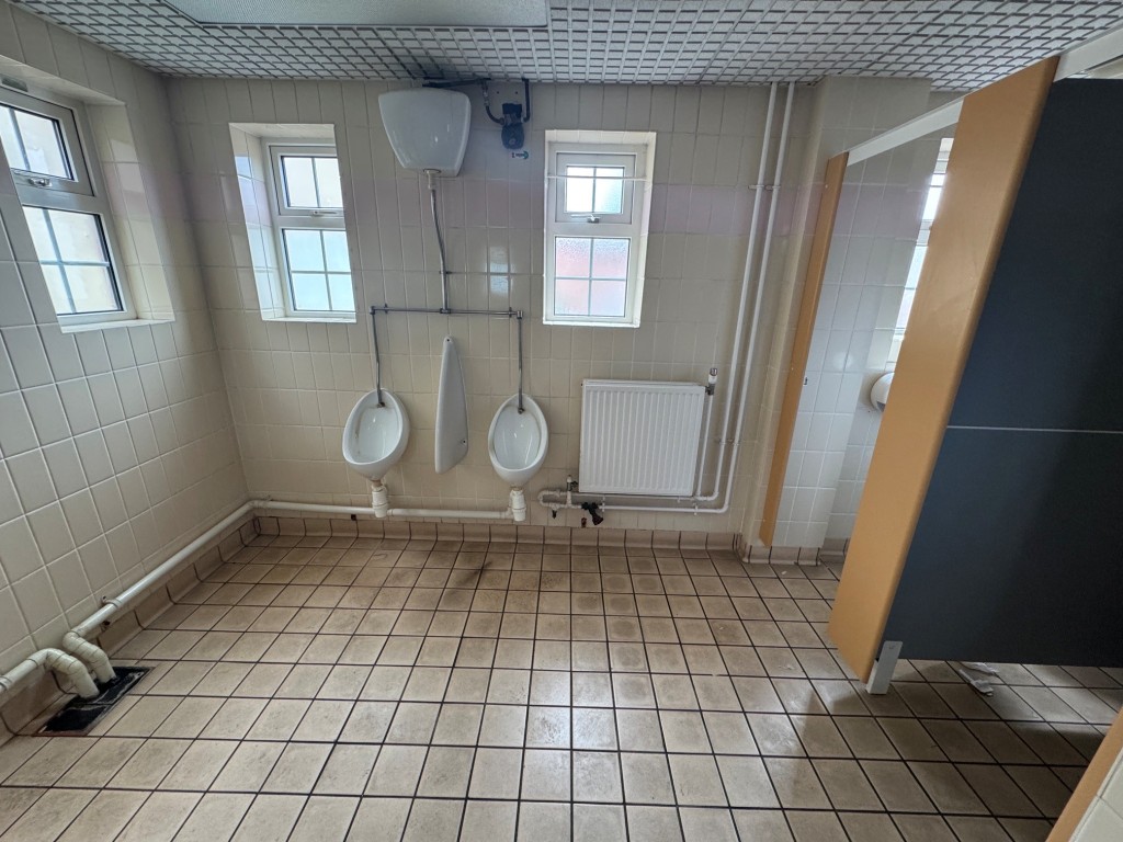 Lot: 42 - FREEHOLD PREMISES IN CENTRAL LOCATION WITH PARKING - Ground floor - Gents WC's